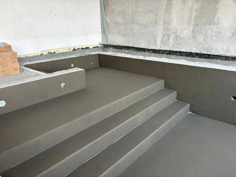 Pool tiling finishing detail